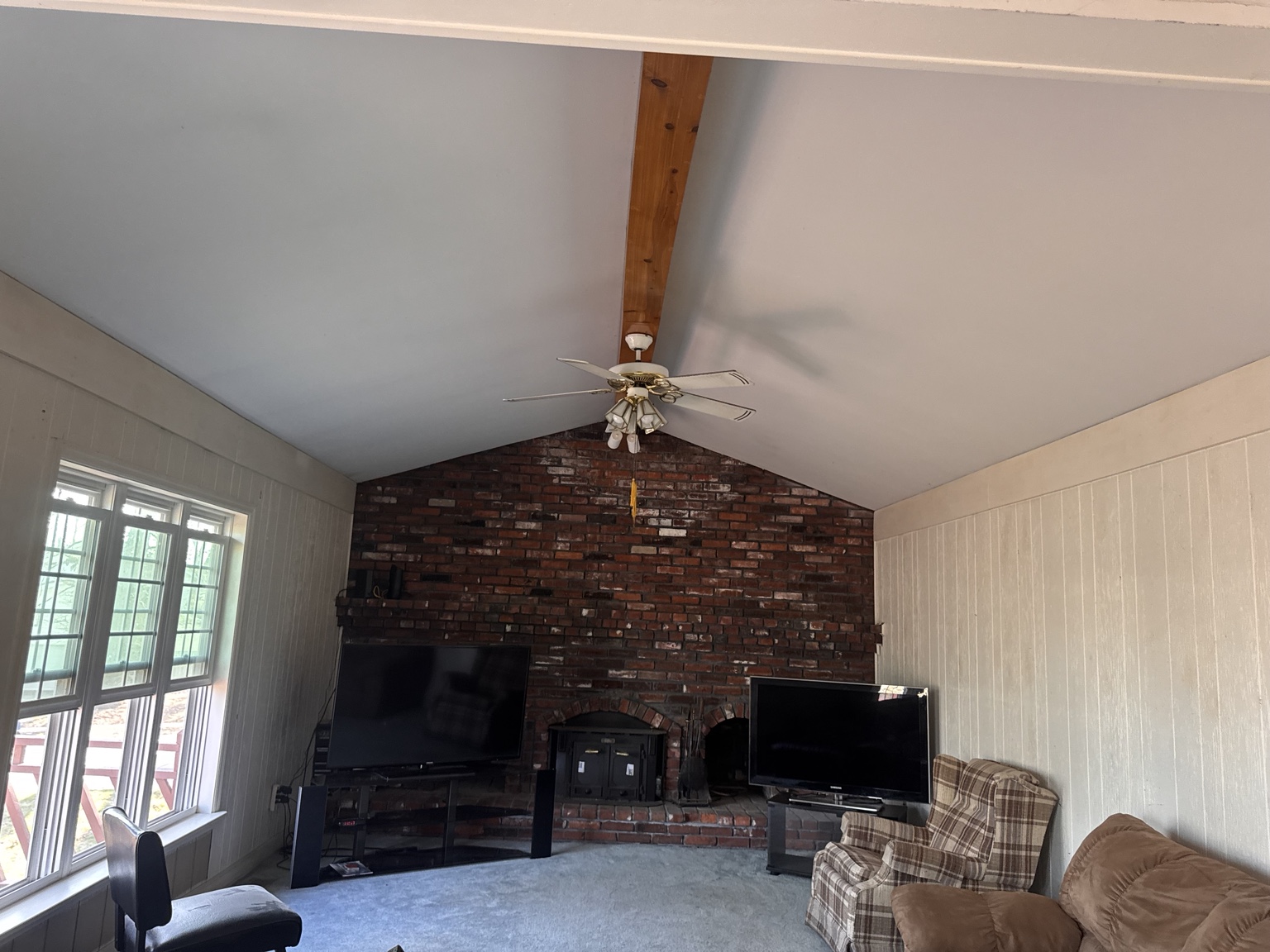 Living room before renovation